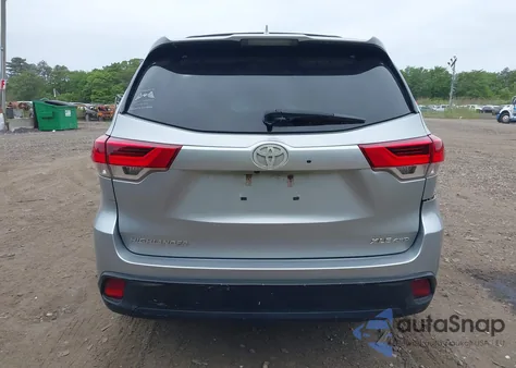2018 Toyota Highlander Xle z USA, uszkodzony, nr VIN 5TDJZRFH9JS554891